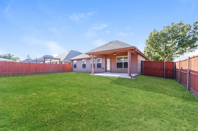 $1,800 | 601 Rising Creek Drive, Little Elm, TX 75068