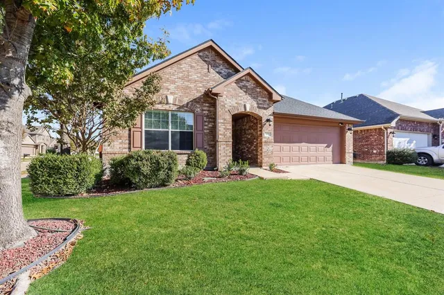 $1,800 | 601 Rising Creek Drive, Little Elm, TX 75068