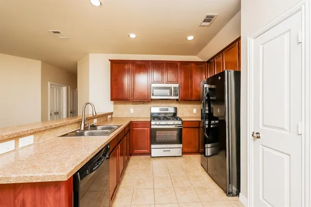 $1,800 | 601 Rising Creek Drive, Little Elm, TX 75068