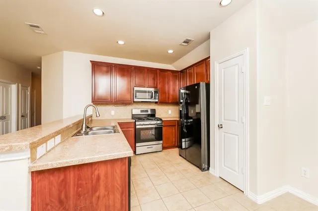 $1,800 | 601 Rising Creek Drive, Little Elm, TX 75068