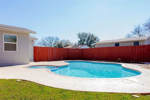 a view of a backyard