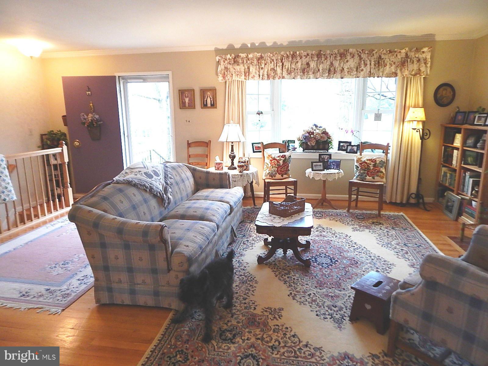 5508 Moultrie Road Springfield, VA 22151 - Photo 5 of 27 Living Room