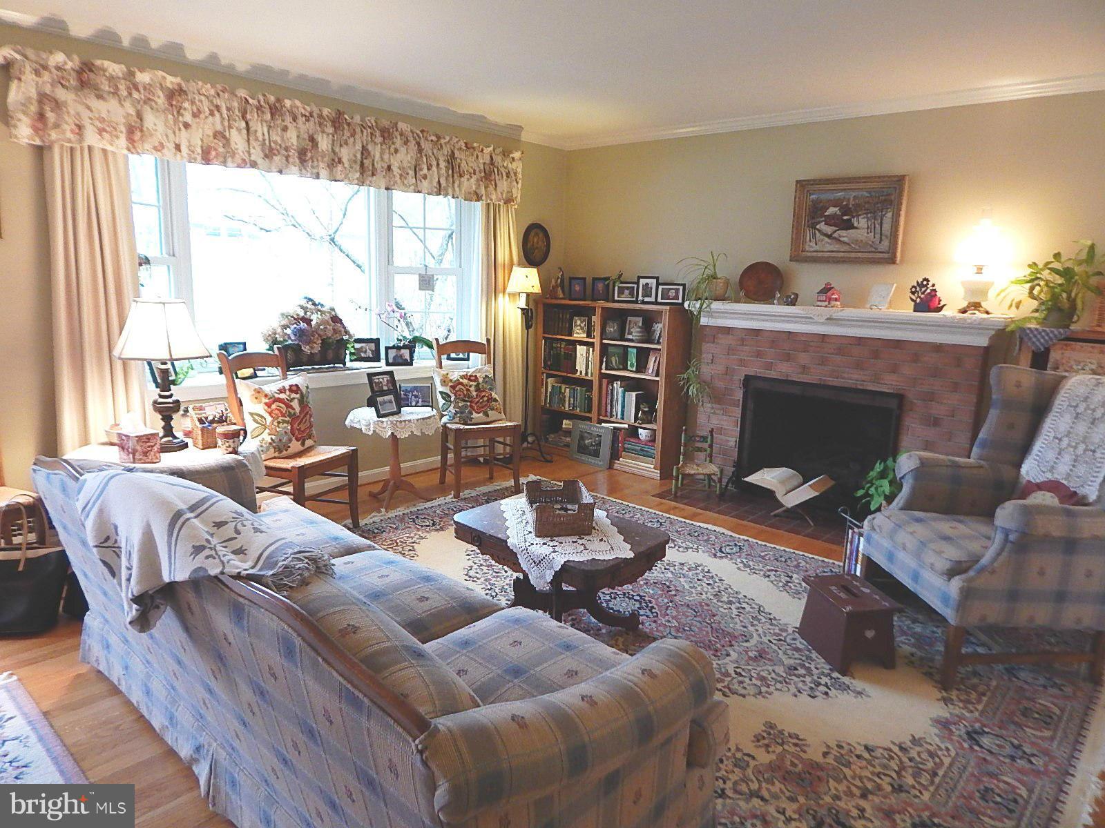 5508 Moultrie Road Springfield, VA 22151 - Photo 6 of 27 Living Room