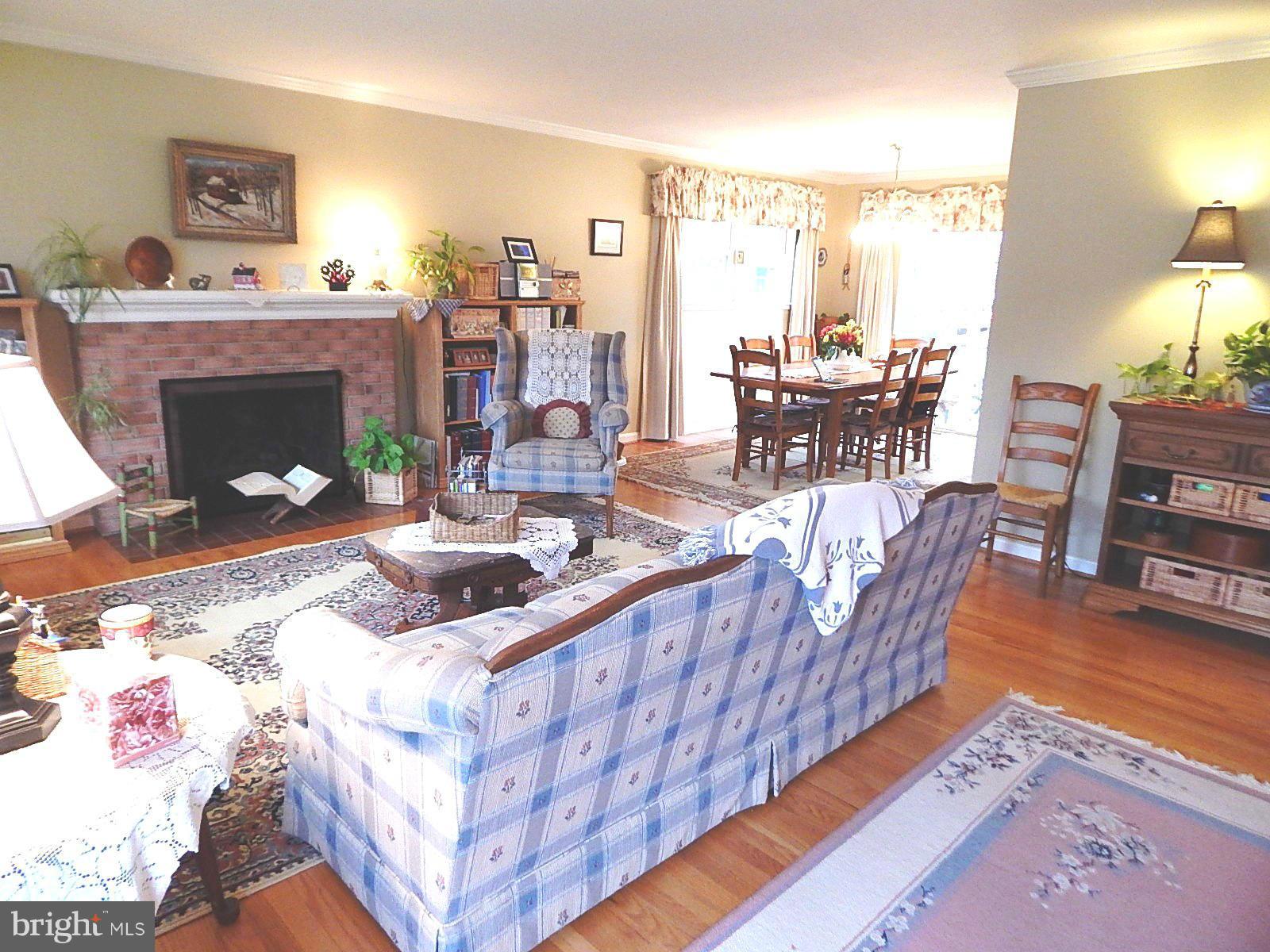 5508 Moultrie Road Springfield, VA 22151 - Photo 7 of 27 Living Room