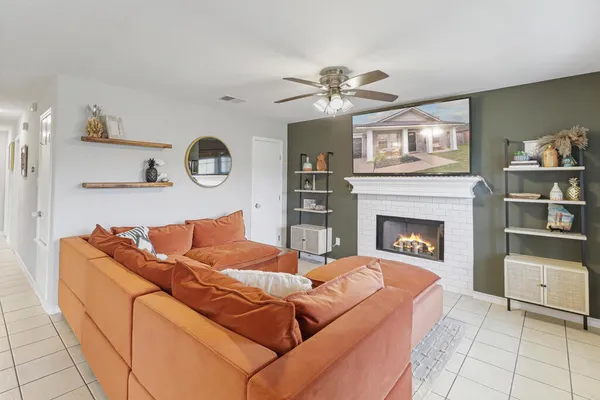$2,100 | 5725 Ventura Lane, Corpus Christi, TX 78417