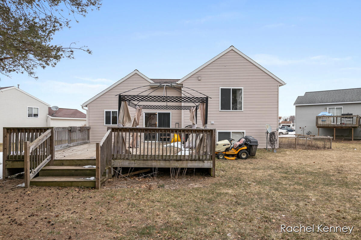 729 Pine Ridge Drive Belding, MI 48809 - Photo 25 of 31 IMG_1029