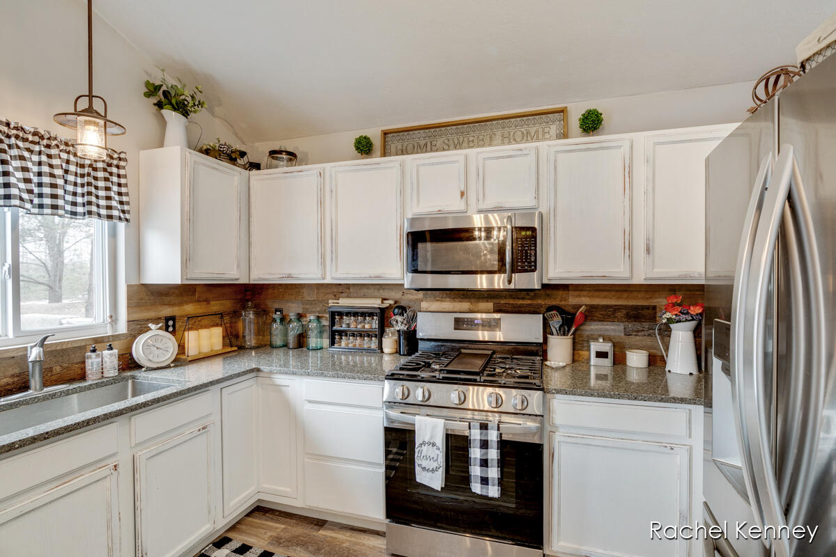 729 Pine Ridge Drive Belding, MI 48809 - Photo 7 of 31 IMG_1010
