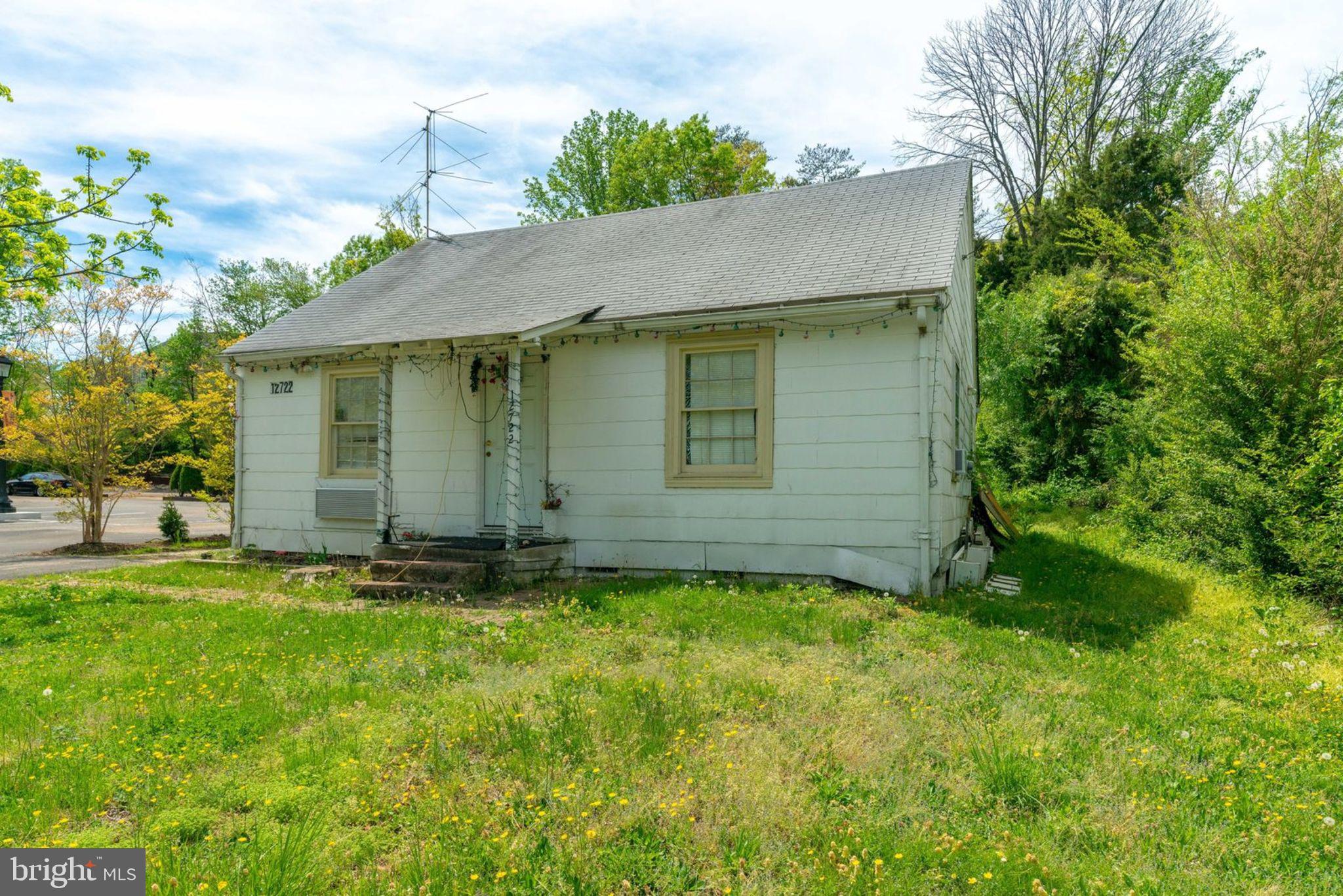 Lots of options for this adorable home!