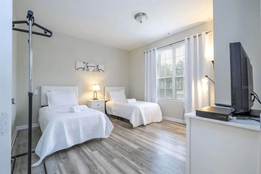 5025 Shoreway Loop, Unit 10703 Orlando, FL 32819 - Photo 19 of 53 a bedroom with two beds and large window