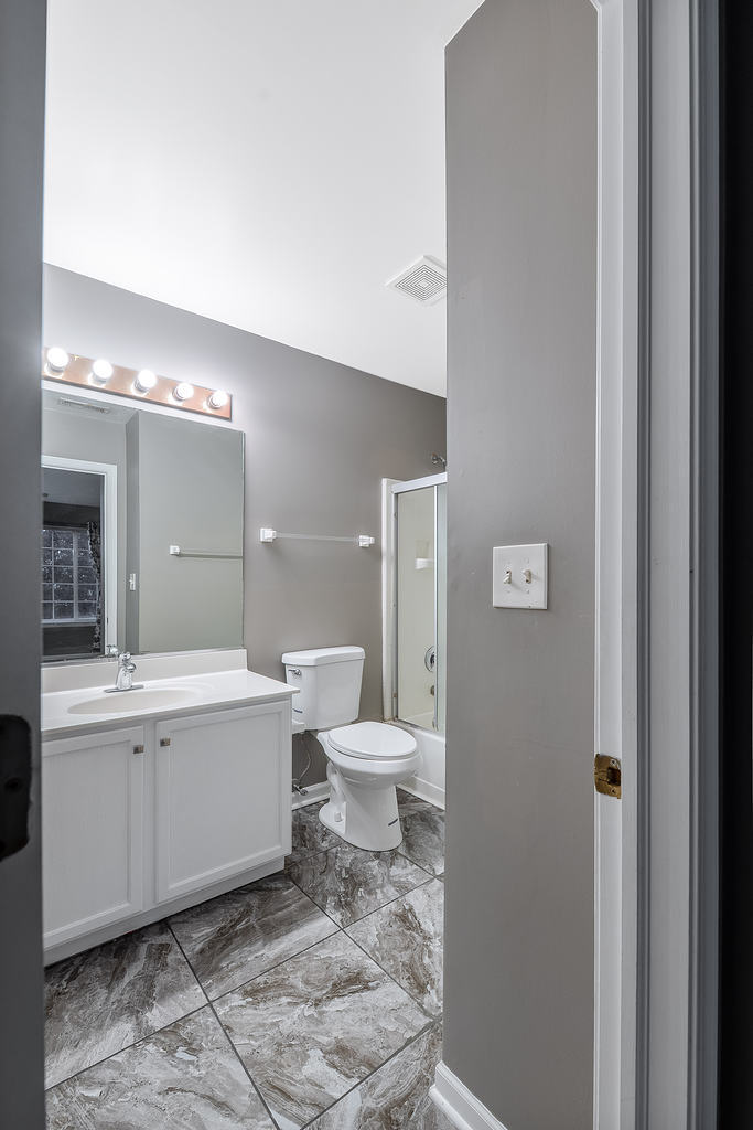 2452 Daybreak Court, Unit 2452 Elgin, IL 60123 - Photo 18 of 22 a bathroom with a toilet a sink and a mirror