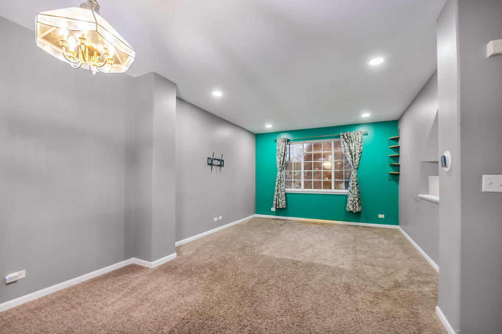 2452 Daybreak Court, Unit 2452 Elgin, IL 60123 - Photo 10 of 22 a view of an empty room and window