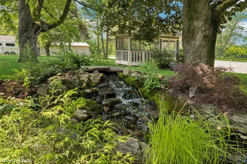 a view of yard with green space