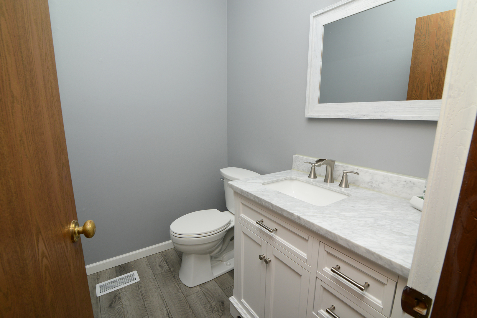 503 Yardley Drive Carol Stream, IL 60188 - Photo 20 of 41 a bathroom with a sink and a toilet