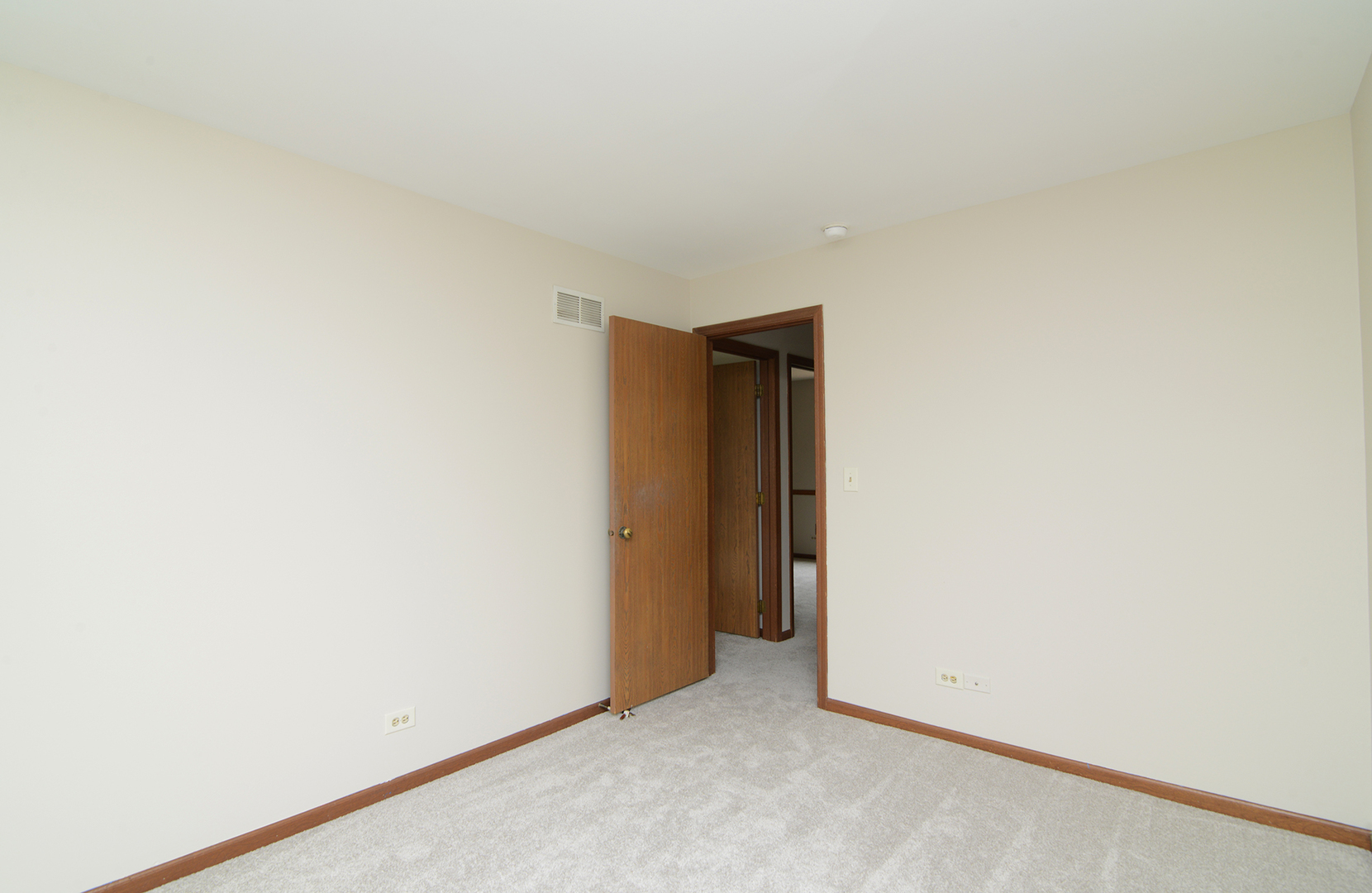 503 Yardley Drive Carol Stream, IL 60188 - Photo 33 of 41 a view of an empty room