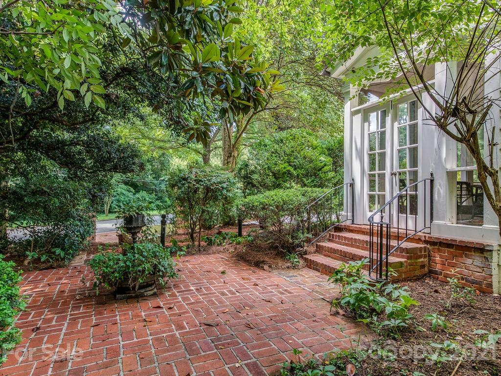 2001 Queens Road East Charlotte, NC 28207 - Photo 39 of 39 a view of a backyard with sitting area