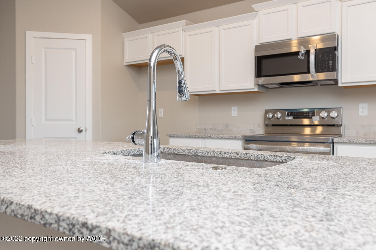 7212 Hart Road Amarillo, TX 79118 - Photo 4 of 23 Kitchen