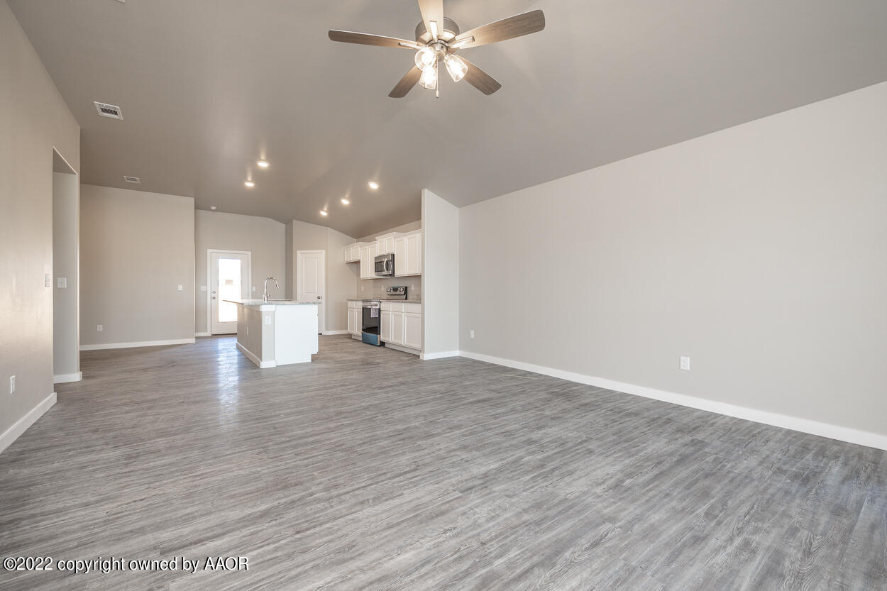 7212 Hart Road Amarillo, TX 79118 - Photo 8 of 23 Living Area