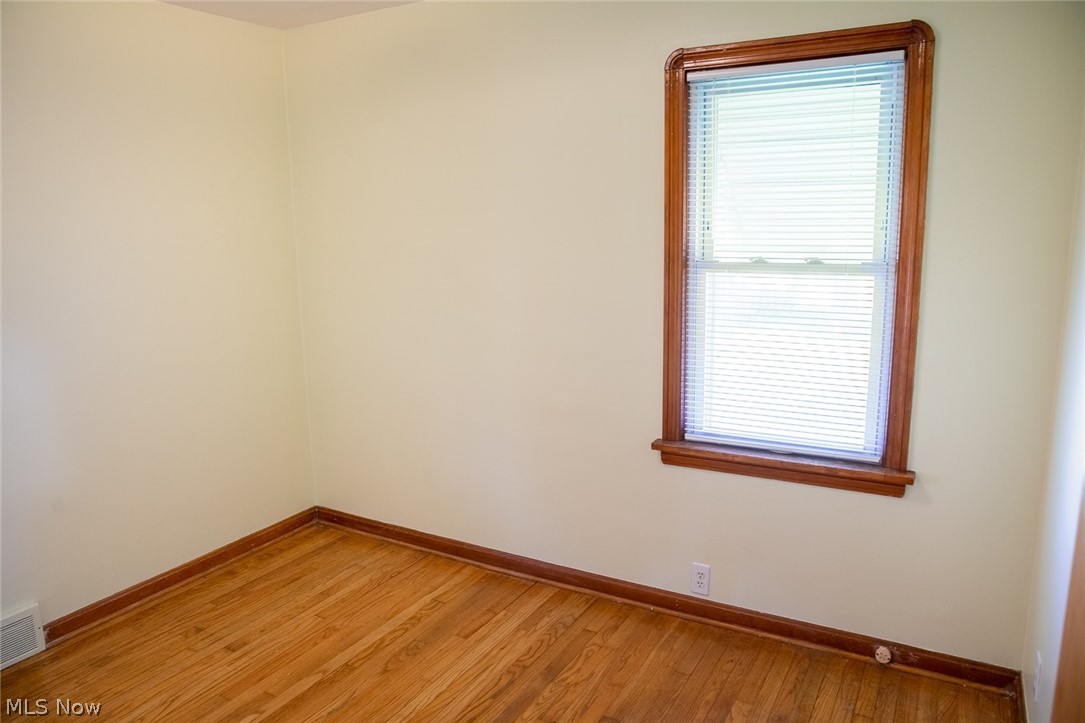 7412 Spring Garden Road Cleveland, OH 44129 - Photo 13 of 27