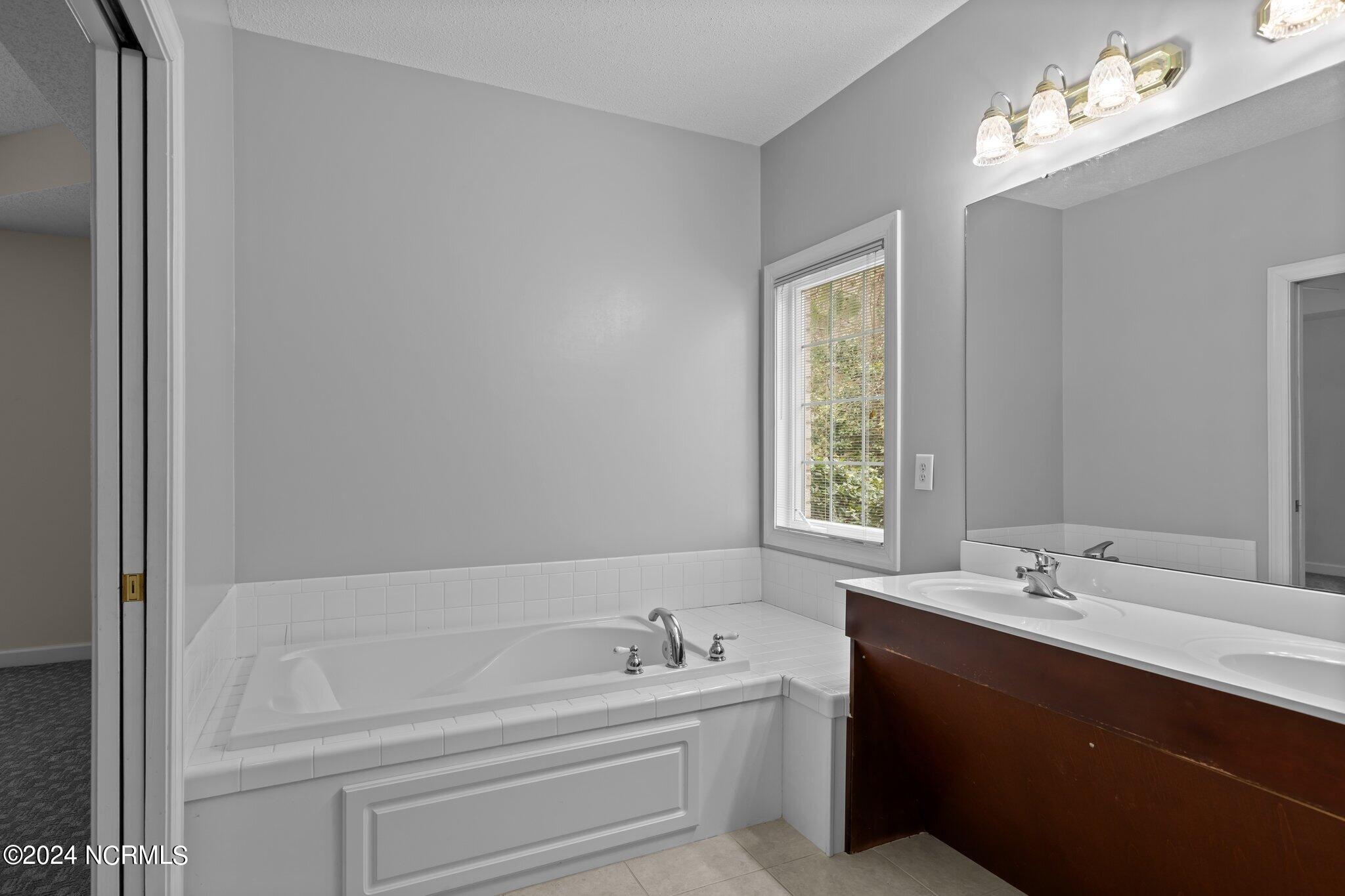 126 Neuchatel Road New Bern, NC 28562 - Photo 35 of 71 Master En-Suite Bath