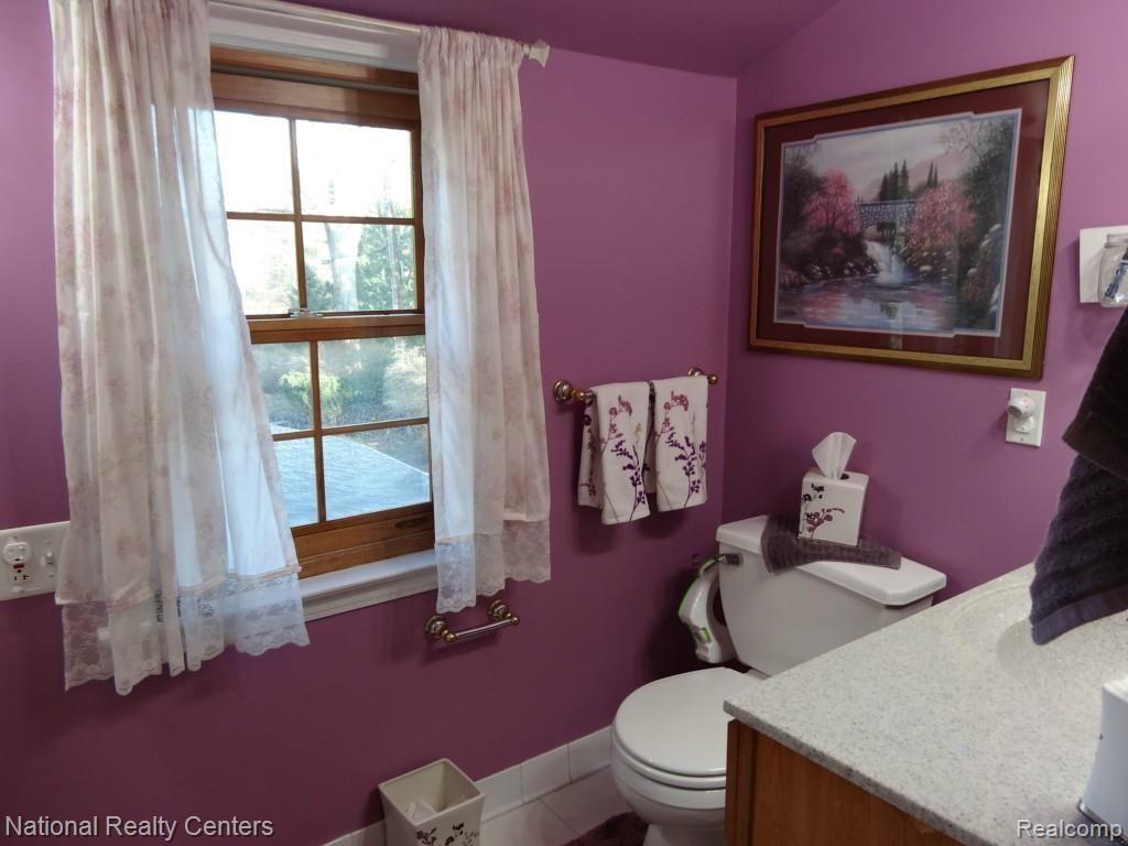 16678 Rougeway Street Livonia, MI 48154 - Photo 21 of 38 Upper level full bath.