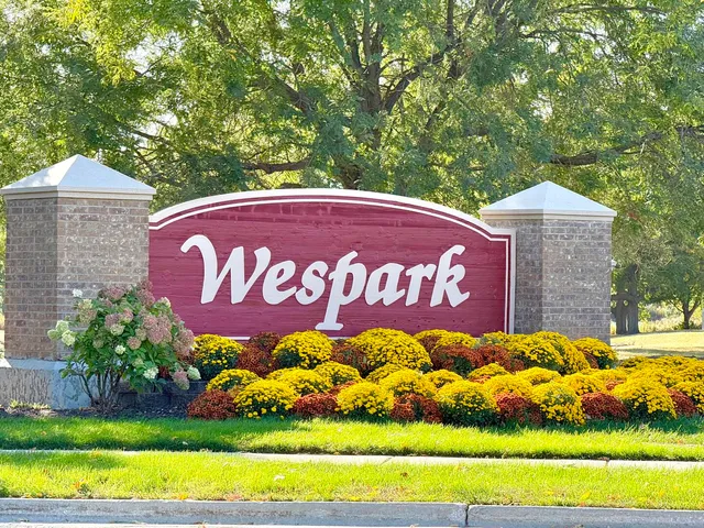 a sign that is sitting on a brick wall