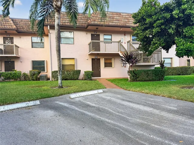 $2,000 | 10409 Northwest 11th Street, Unit 105, Pembroke Pines, FL 33026