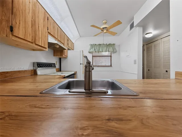 $2,000 | 10409 Northwest 11th Street, Unit 105, Pembroke Pines, FL 33026