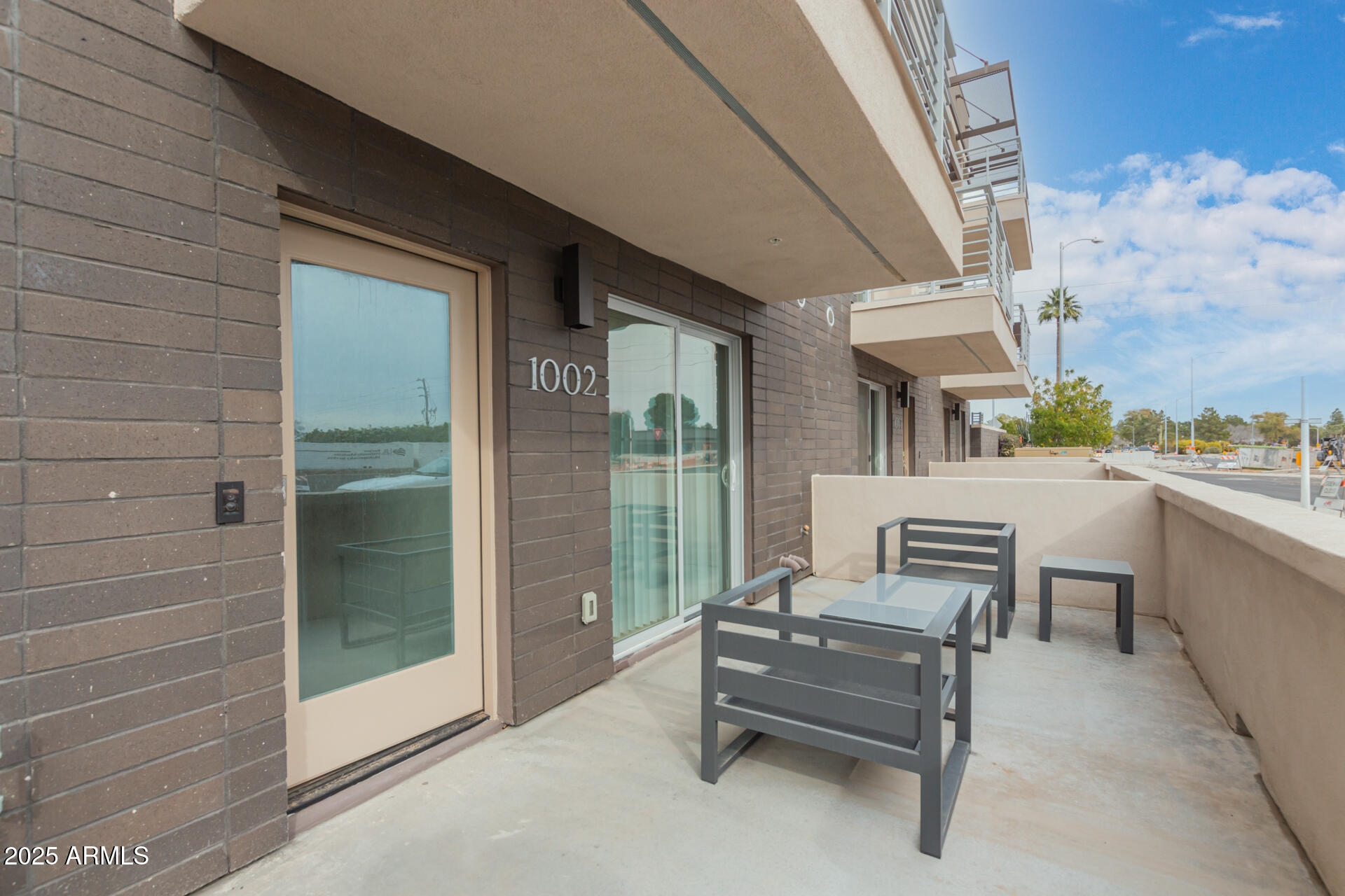 7550 East Osborn Road, Unit 1002 Scottsdale, AZ 85251 - Photo 18 of 23 a view of a patio with a table and chairs