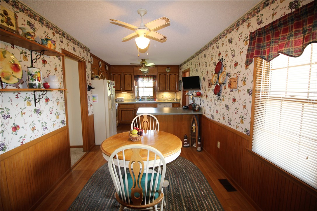950 Old Webb Road, Unit 1008 OLD WEBB ROAD Anderson, SC 29626 - Photo 5 of 29 Breakfast Area and Kitchen