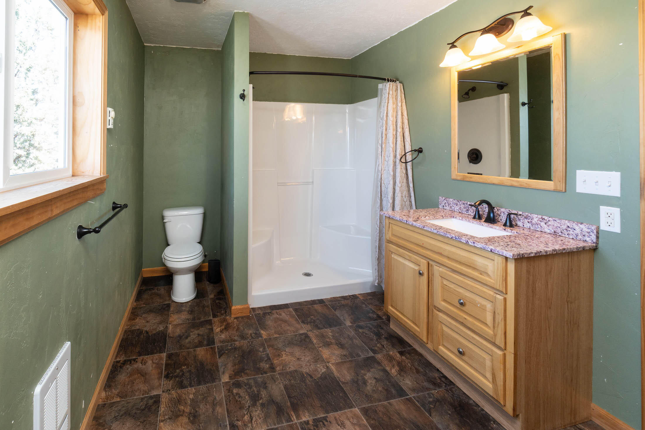 10113 Ridgeview Road Prineville, OR 97754 - Photo 18 of 31 a bathroom with a granite countertop sink toilet and shower