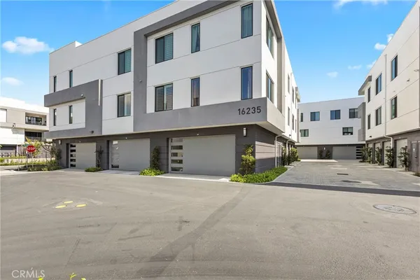 $1,350,000 | 16235 Dawn Way, Unit 201, Tustin, CA 92782