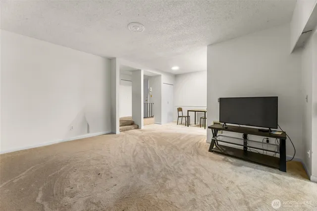 a view of livingroom with furniture