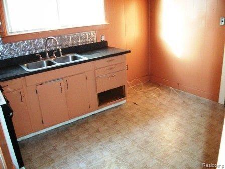 131 Walnut Street River Rouge, MI 48218 - Photo 5 of 15 11-06-10 045