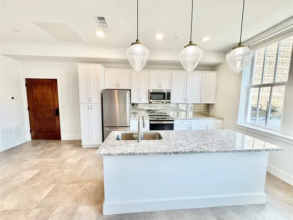 $2,862 | 2102 Mechanic Street, Unit 201, Galveston, TX 77550