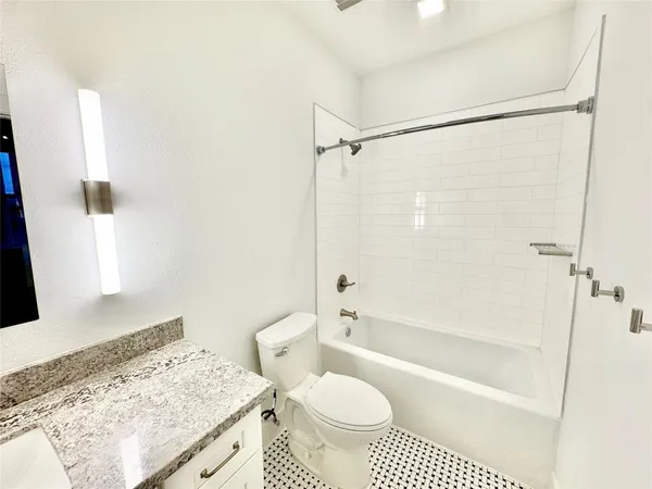 $2,862 | 2102 Mechanic Street, Unit 201, Galveston, TX 77550