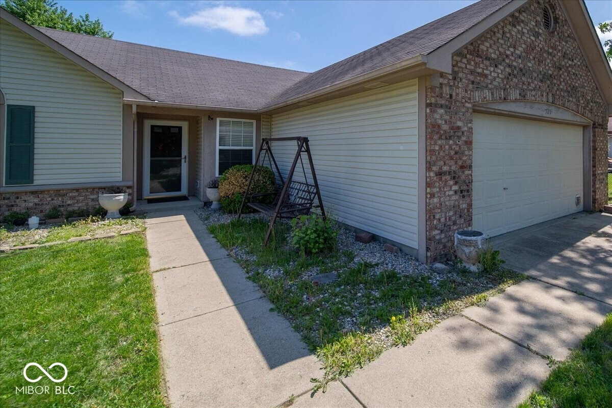 725 Lake Shore Road Franklin, IN 46131 - Photo 4 of 25 Gallery Image 4
