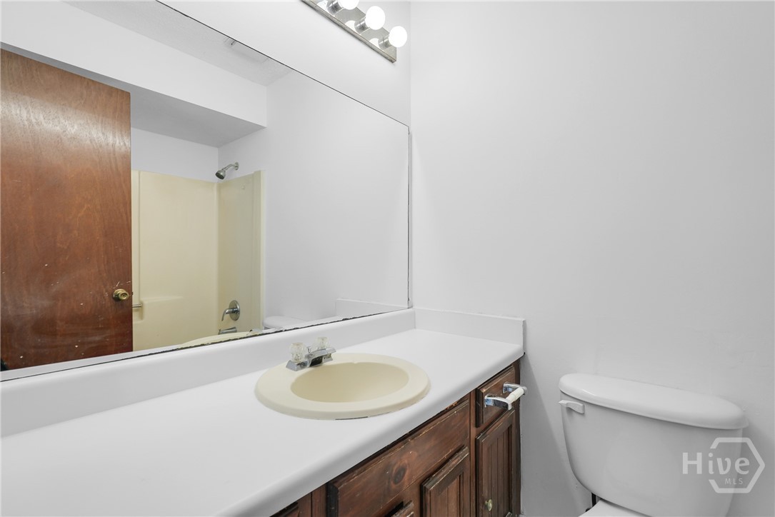 103 Hillgate Road Savannah, GA 31404 - Photo 17 of 47 Hall bathroom with tub/shower combo