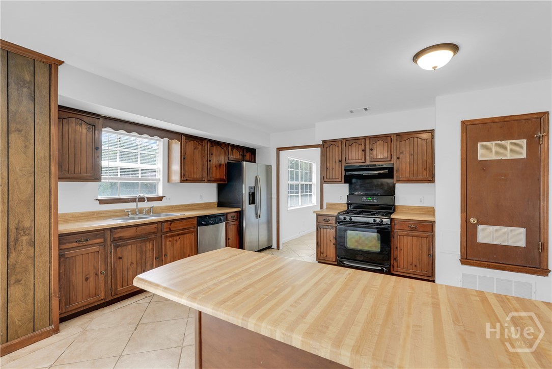 103 Hillgate Road Savannah, GA 31404 - Photo 28 of 47 Breakfast bar and tiled floors in the large kitche