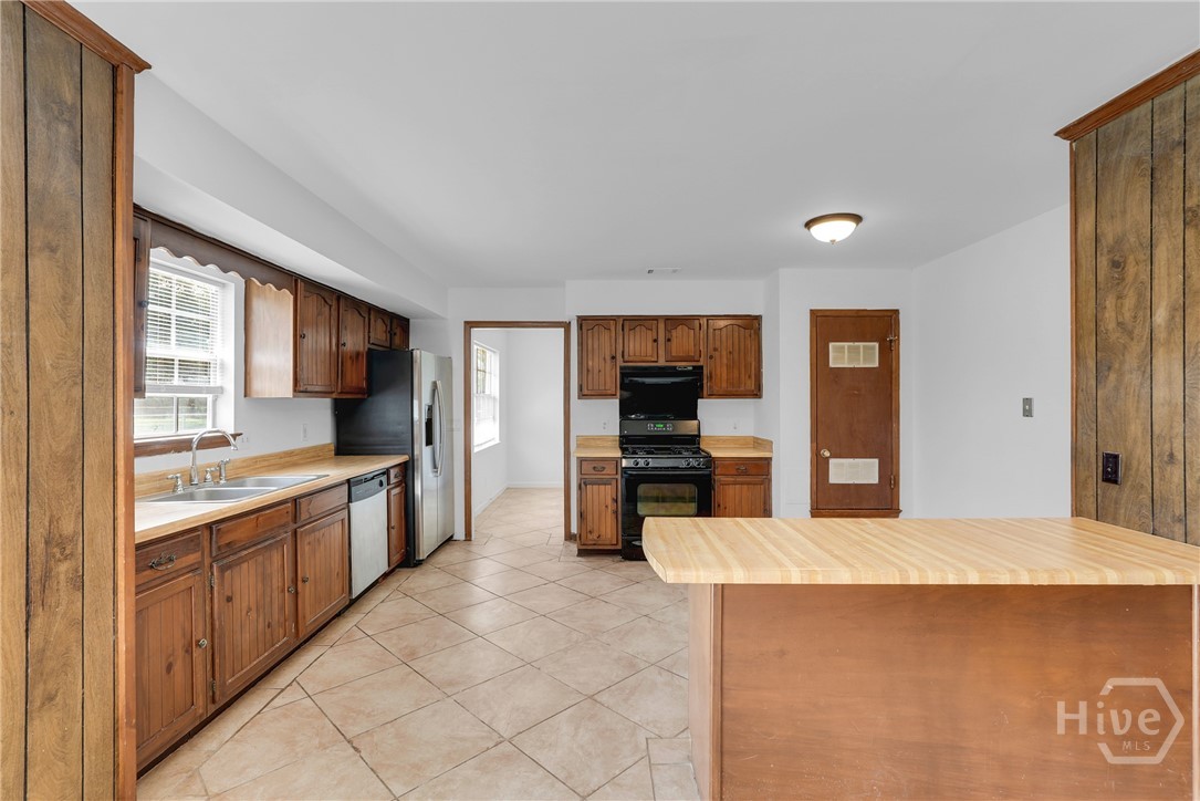 103 Hillgate Road Savannah, GA 31404 - Photo 33 of 47 Spacious equipped kitchen
