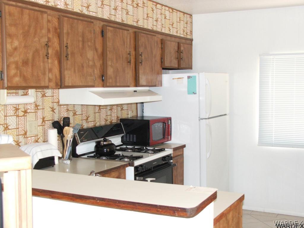1663 East Gran Fort Mohave, AZ 86426 - Photo 9 of 34 a living room with a sink and a stove top oven