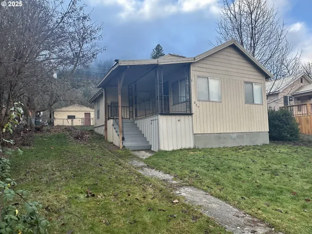 a view of a house with a yard