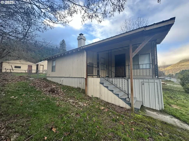 a view of a backyard