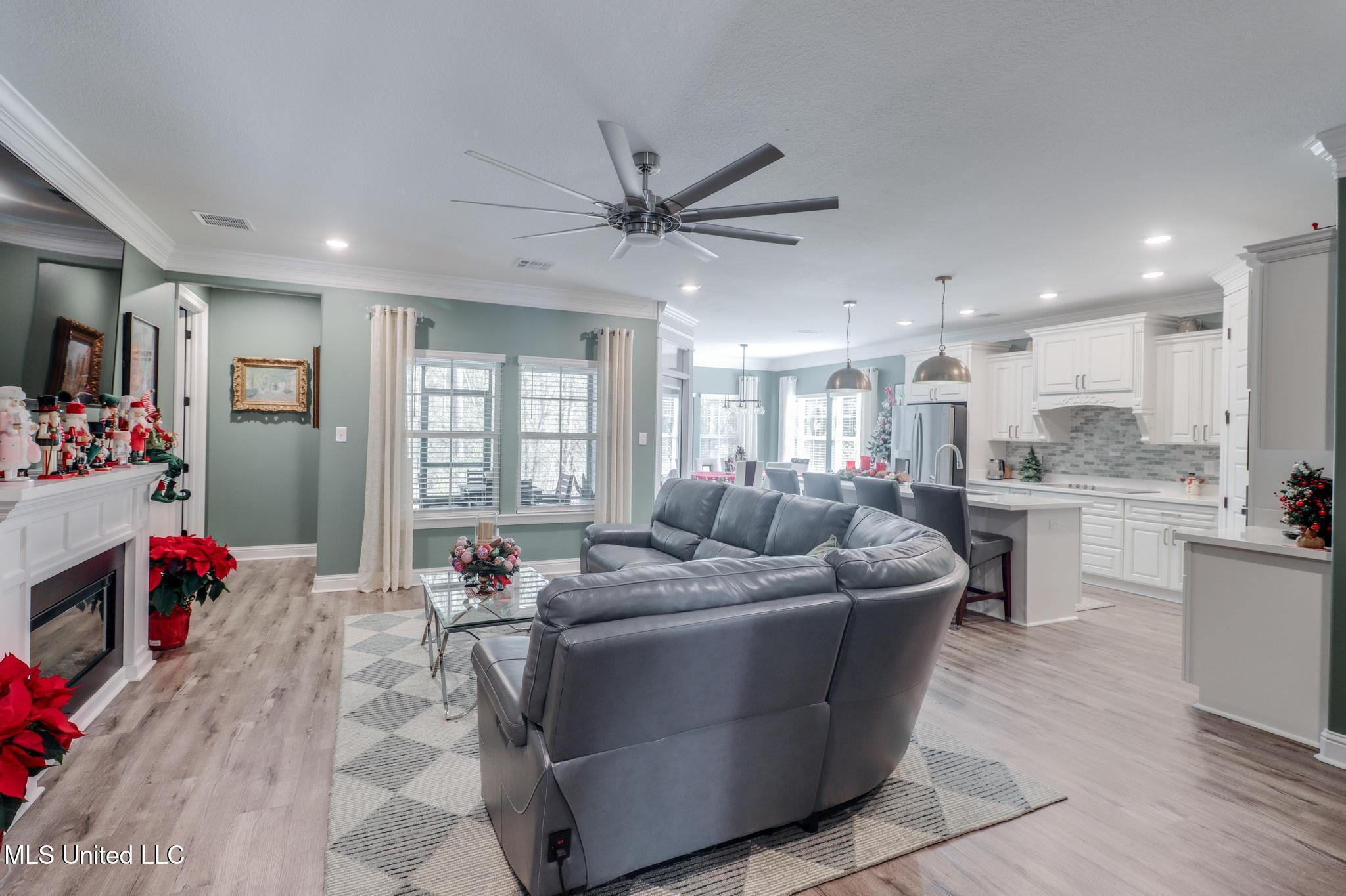 11102 Alphabet Road Gulfport, MS 39503 - Photo 14 of 58 Living Room