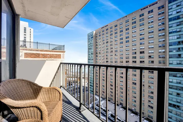 $369,900 | 3150 North Sheridan Road, Unit 14A, Chicago, IL 60657