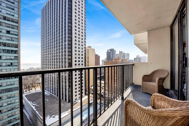 $369,900 | 3150 North Sheridan Road, Unit 14A, Chicago, IL 60657