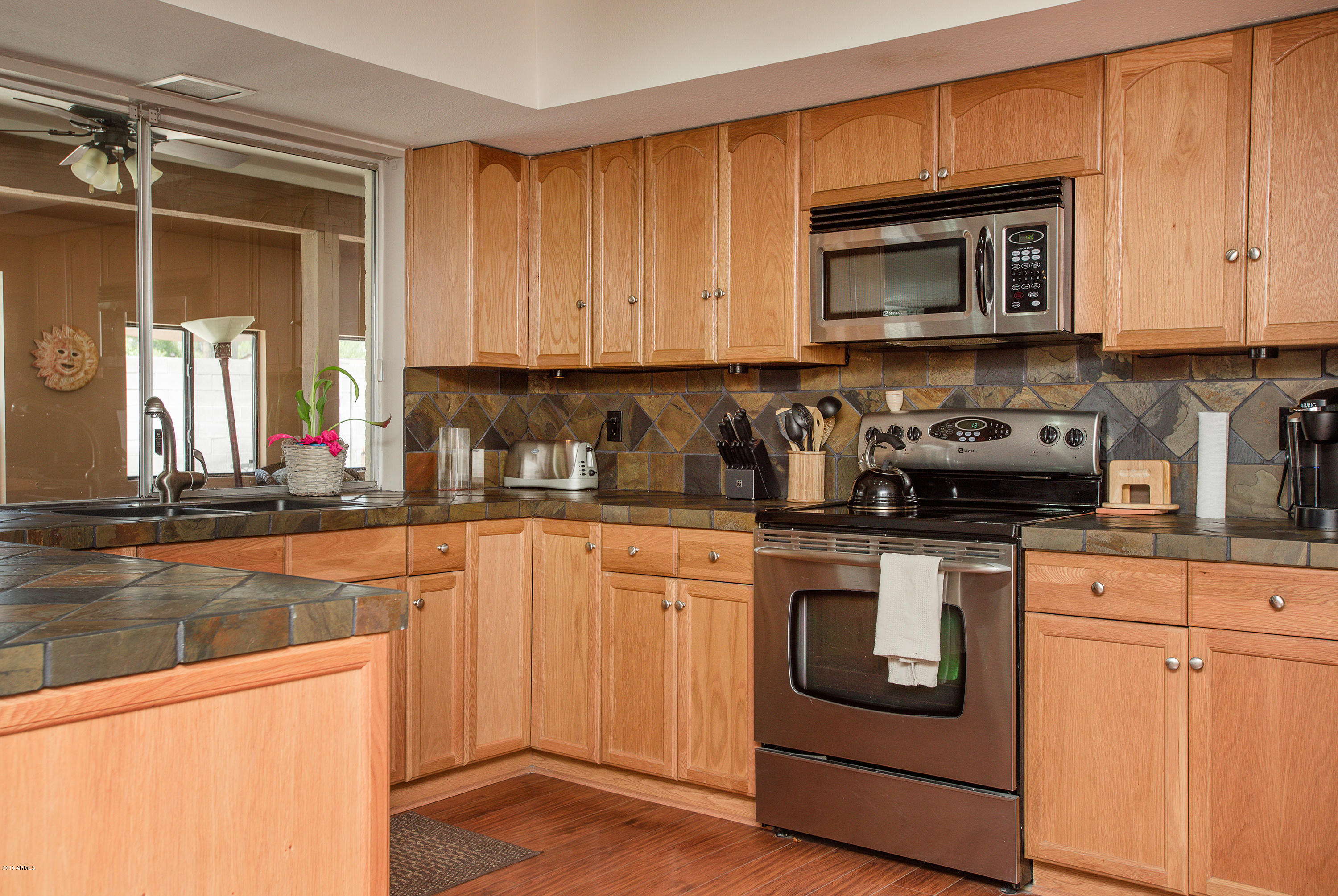2936 East Cochise Road Phoenix, AZ 85028 - Photo 5 of 21 Kitchen2