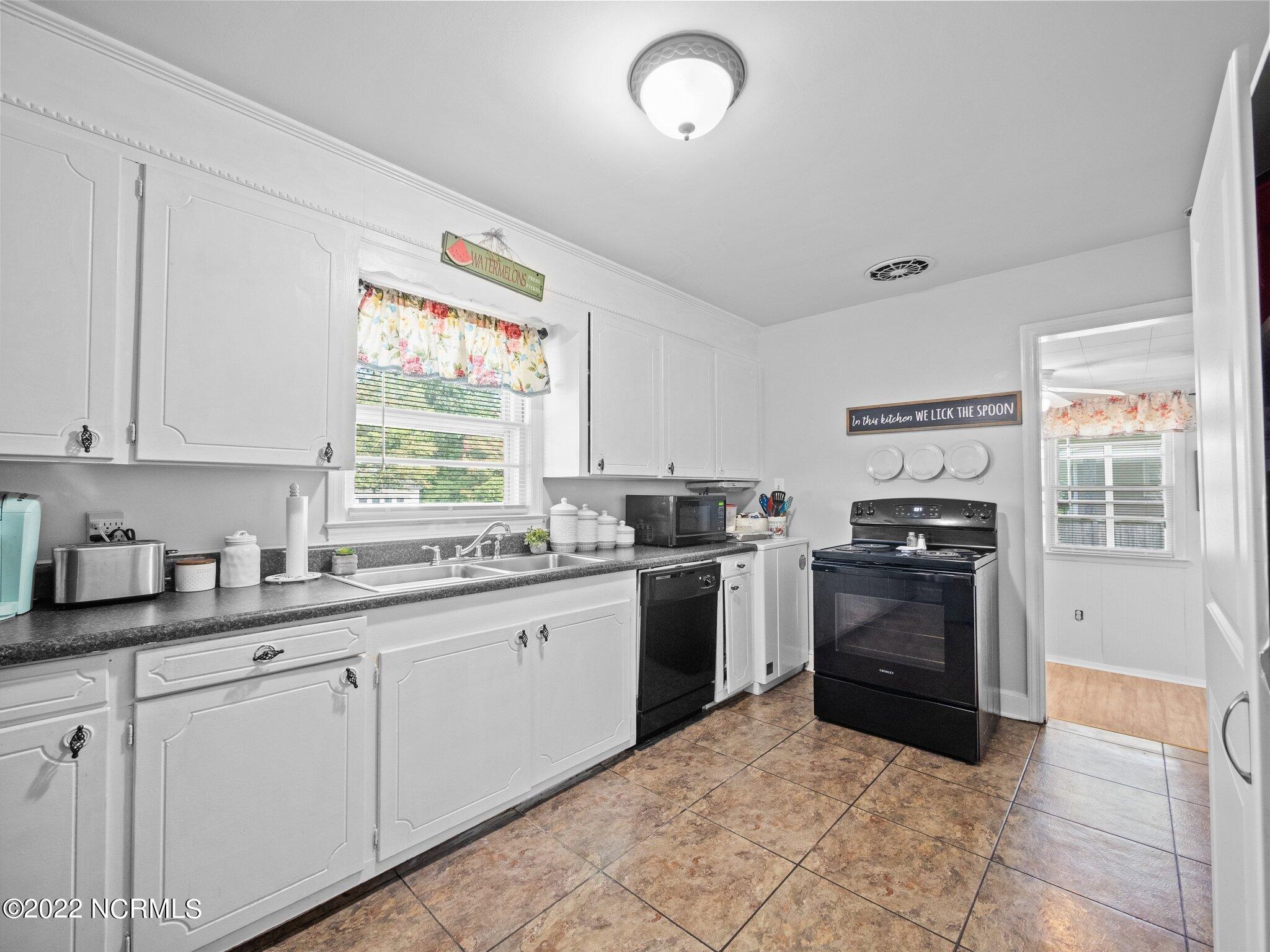 301 West 3rd Street Ayden, NC 28513 - Photo 9 of 31 21-web-or-mls-P8260019