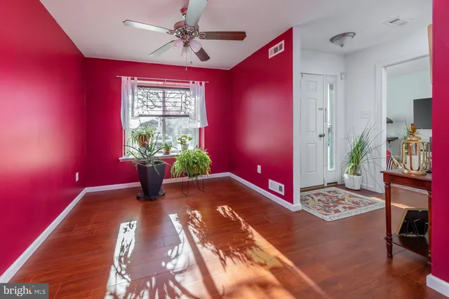 a view of livingroom with furniture