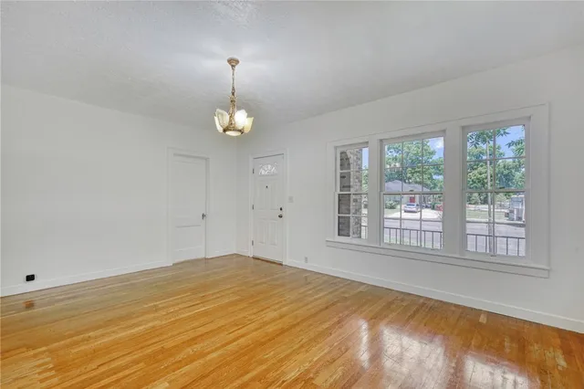 a view of empty room with window