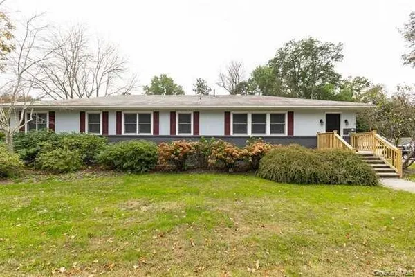a view of front of house with a yard